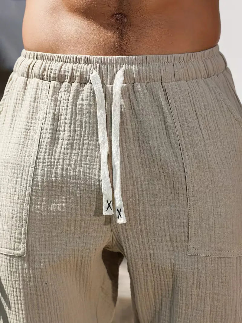 Stijlvolle heren joggers in khaki, gecombineerd met een casual top. Taps toelopende pasvorm voor een moderne zomerlook.