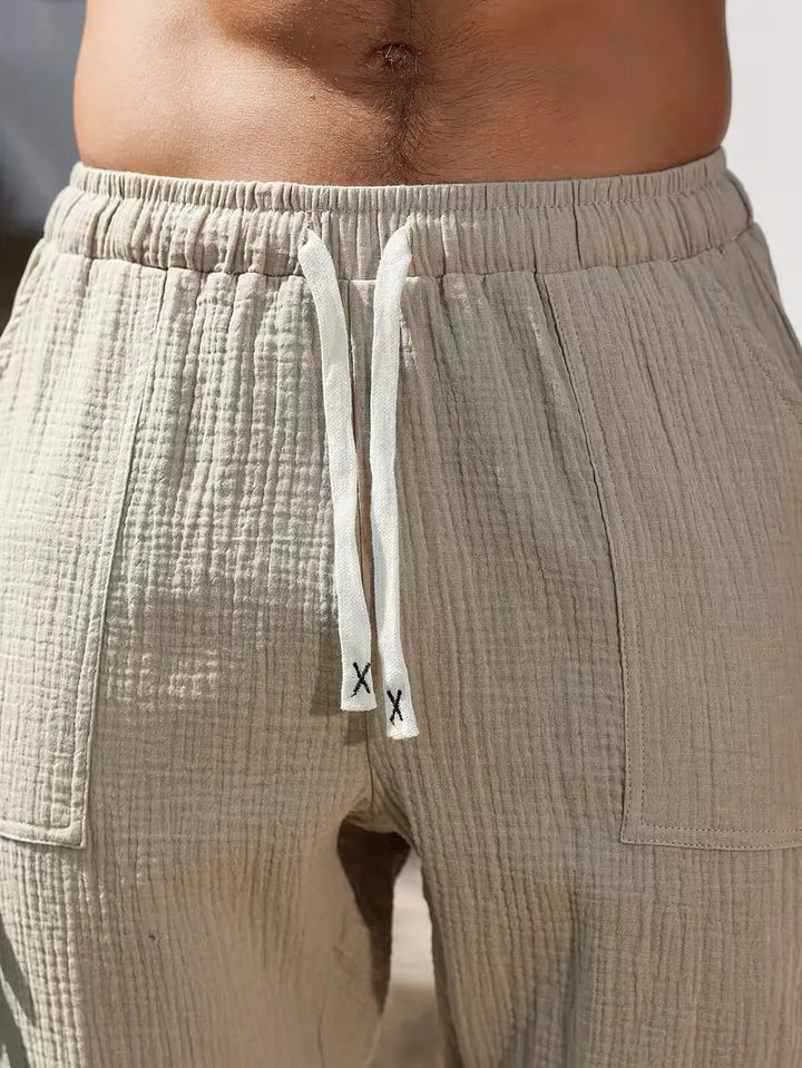 Stijlvolle heren joggers in khaki, gecombineerd met een casual top. Taps toelopende pasvorm voor een moderne zomerlook.