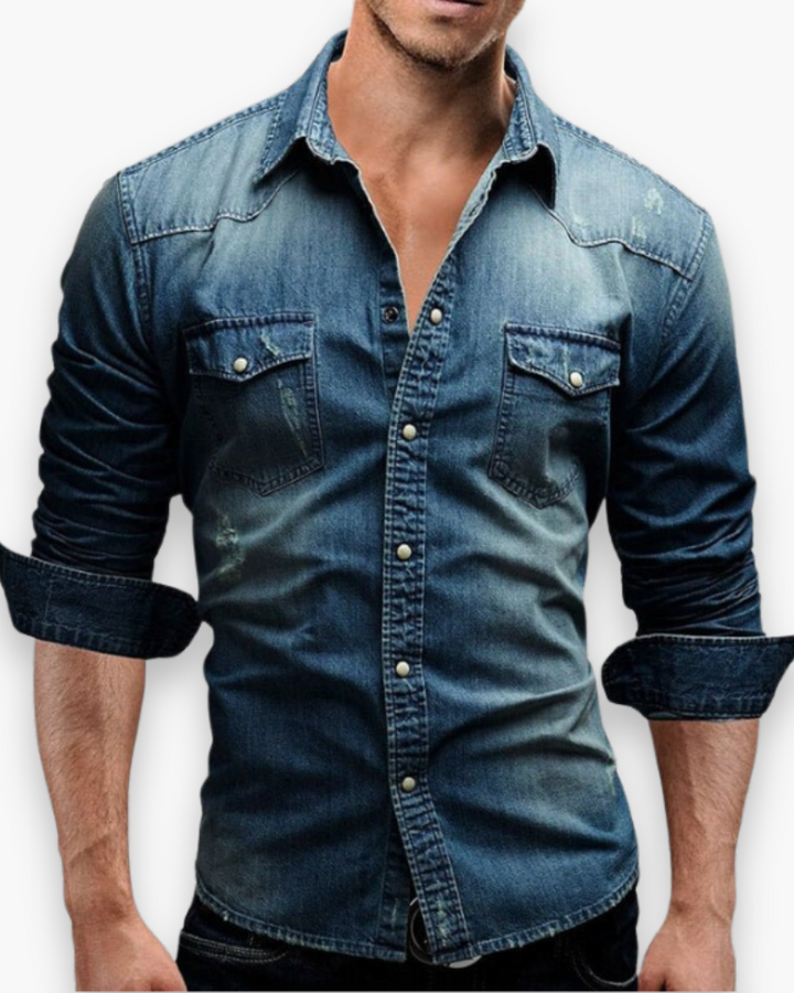 Man draagt klassiek spijkeroverhemd heren, lange mouwen. Stijlvolle casual look, essentieel in mannenmode.