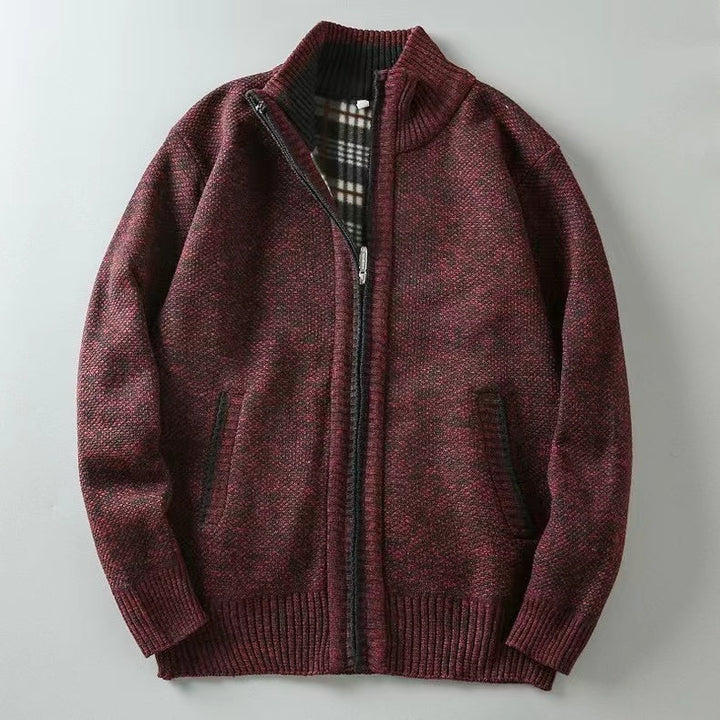 Model draagt comfortabel herenvest Gerard. Warme herfst bovenkleding voor mannen.