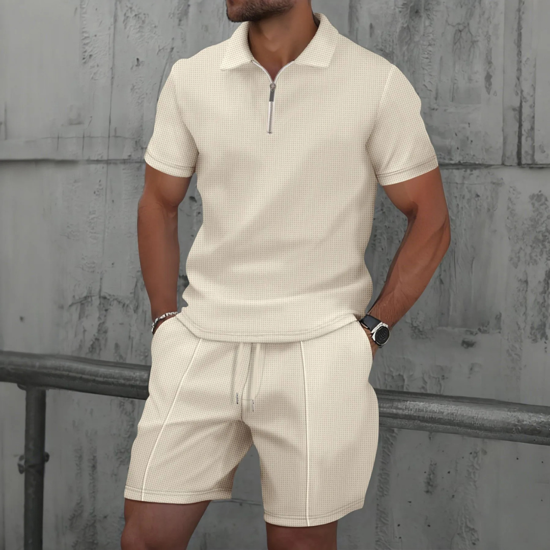 Heren kledingset met comfortabele polo en korte broek. Ideaal voor zomerse dagen en relaxte casual momenten.