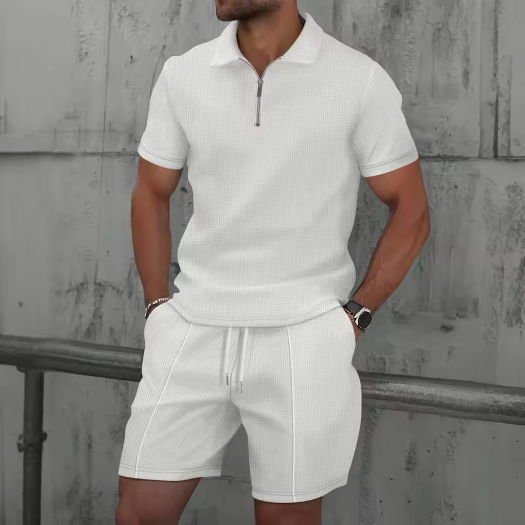 Ademende heren kledingset: zachte polo en korte broek voor ultiem zomercomfort. Ideaal voor vakantie.