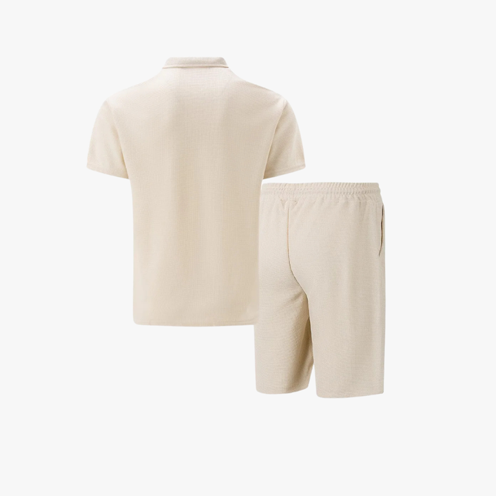 Stijlvolle casual heren kledingset met polo en korte broek voor een relaxte zomerlook. Perfect voor vakantie.