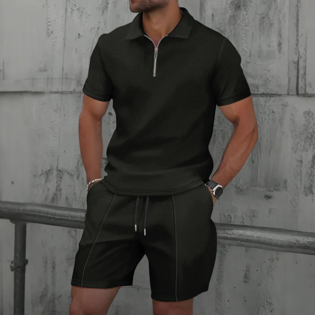 Vakantie heren kledingset: ademende polo en korte broek, ideaal voor warme zomerse bestemmingen.
