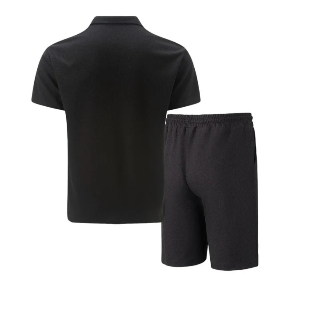 Luchtige korte broek en polo, samen een stijlvolle heren kledingset voor de zomer. Comfortabele herenmode.