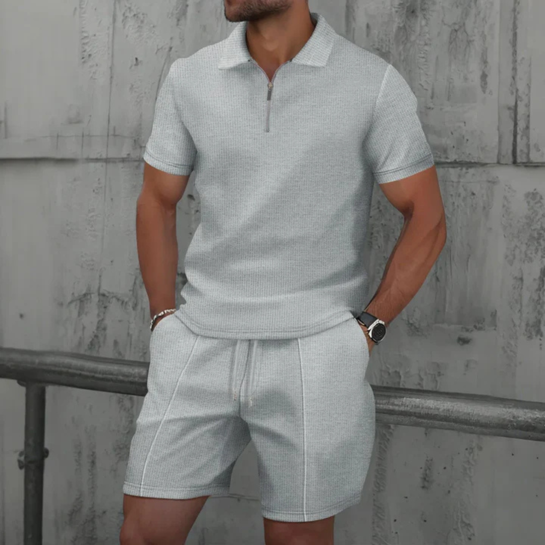 Complete heren kledingset: comfortabele polo en korte broek voor een moeiteloze zomerse casual stijl.