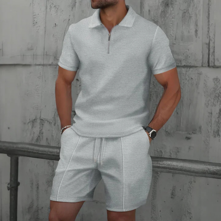 Complete heren kledingset: comfortabele polo en korte broek voor een moeiteloze zomerse casual stijl.