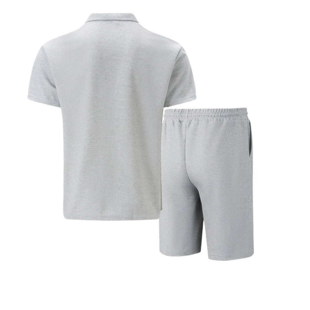 Stijlvolle heren zomer kledingset met casual polo en comfortabele korte broek. Perfect voor relaxte dagen.