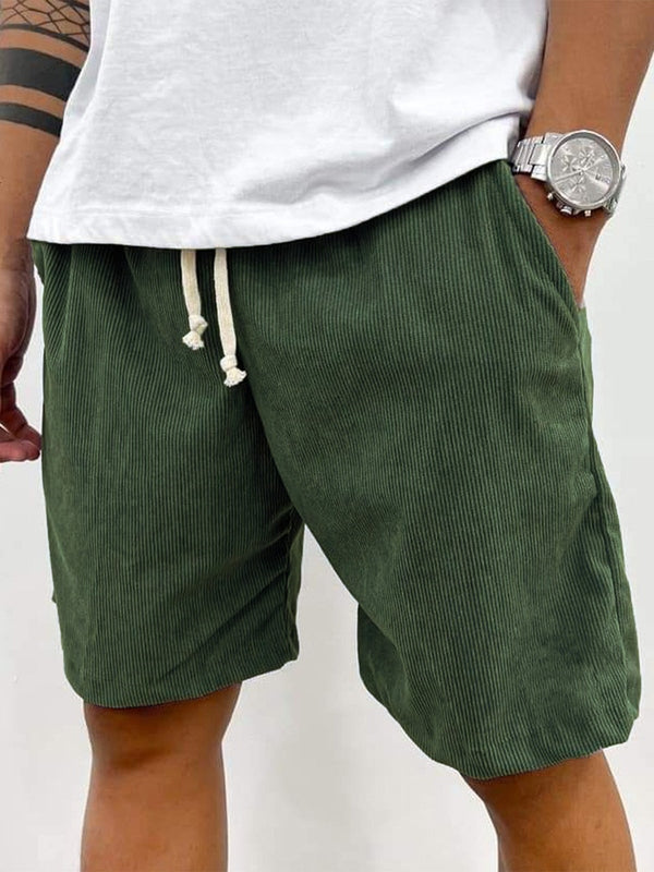 Man draagt comfortabele heren korte broek met ribstructuur. Casual stijl voor lente en zomer. Perfecte pasvorm.