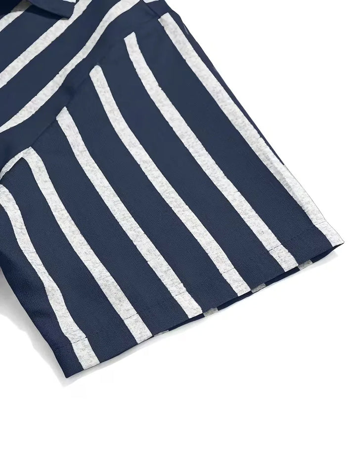 Stijlvol gestreept heren overhemd, korte mouw, met V-hals, ideaal voor casual zomerse outfits.