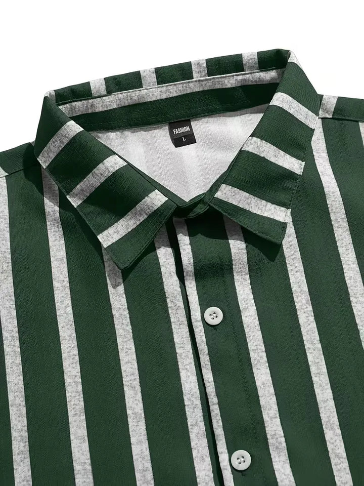 Luchtig heren overhemd met strepen, korte mouwen, V-hals, voor een frisse en casual look.