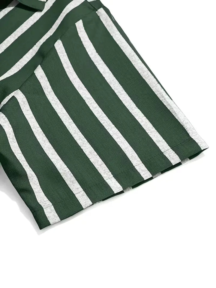 Modebewust heren overhemd, korte mouw, verticale strepen, perfect voor zomerse casual gelegenheden.