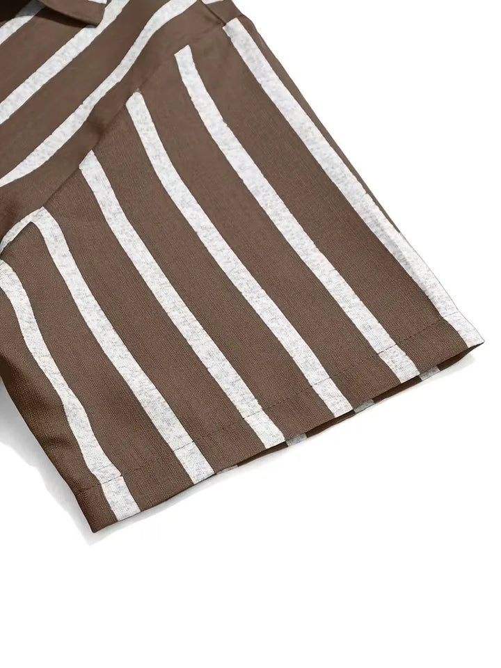 Zomers heren overhemd, korte mouwen, verticale strepen, V-hals, comfortabel en modieus.