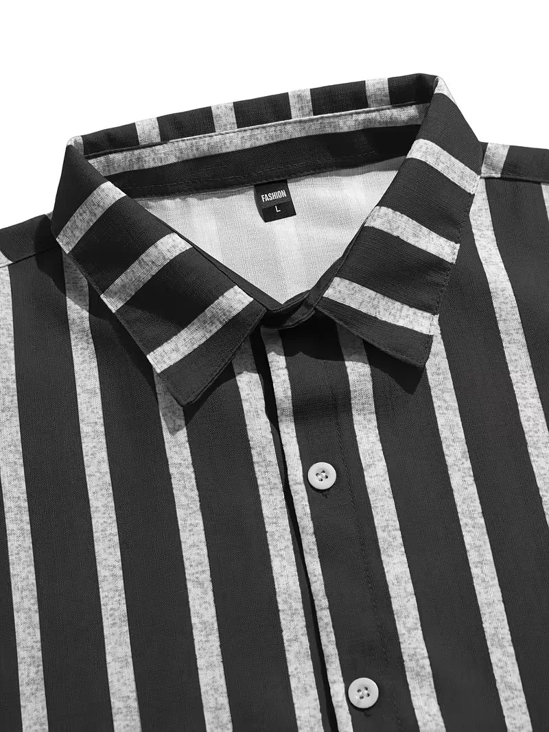 Modebewust heren overhemd, korte mouw, met V-hals en subtiele strepen, voor een casual zomermode.