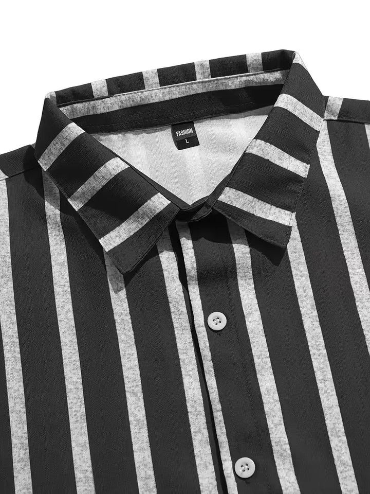 Modebewust heren overhemd, korte mouw, met V-hals en subtiele strepen, voor een casual zomermode.