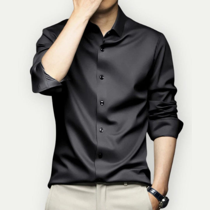 Model toont de bewegingsvrijheid in een kreukvrij slim fit overhemd.