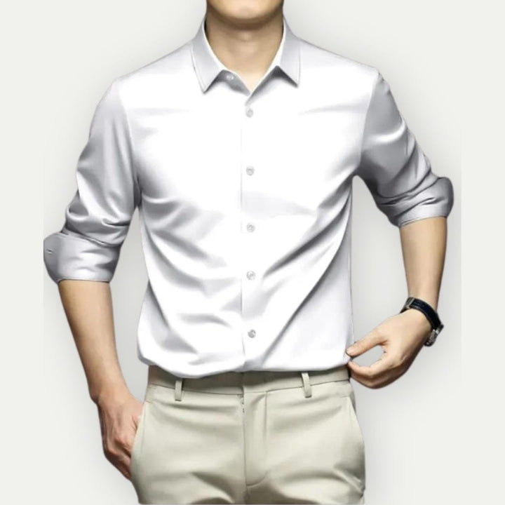Combinatie van kreukvrij slim fit overhemd met een pantalon, heren outfit.
