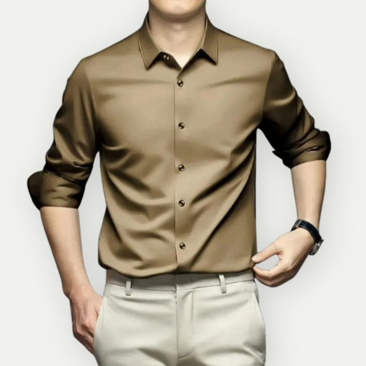 Stapel kreukvrije slim fit heren overhemden in diverse kleuren.