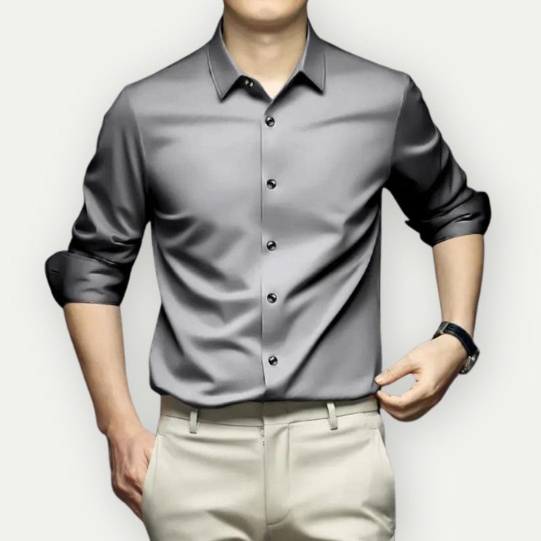Detail van de kraag van een kreukvrij slim fit heren overhemd, klassieke stijl.