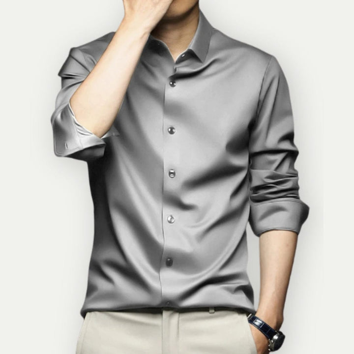 Man draagt een kreukvrij slim fit heren overhemd, toont de pasvorm.