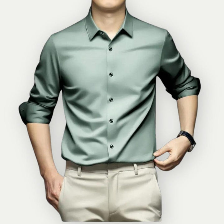 Close-up van de stof van het kreukvrije slim fit heren overhemd.