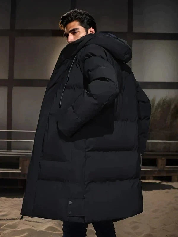 Lange dikke heren winterjas, complete bescherming tegen kou en wind in stijlvol puffer design.