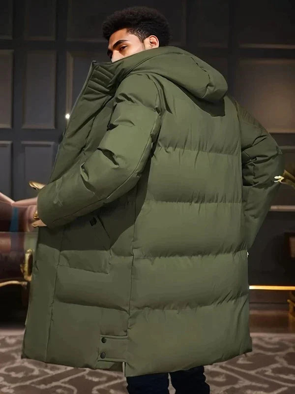 Moderne heren lange winterjas, dikke pufferjas combineert warmte met een eigentijdse stijl.