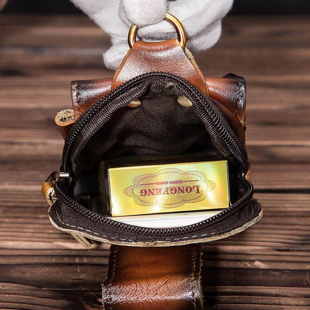 Veelzijdige heren heuptas van donkerbruin leer. Handig als waist bag, crossbody tas of organizer.