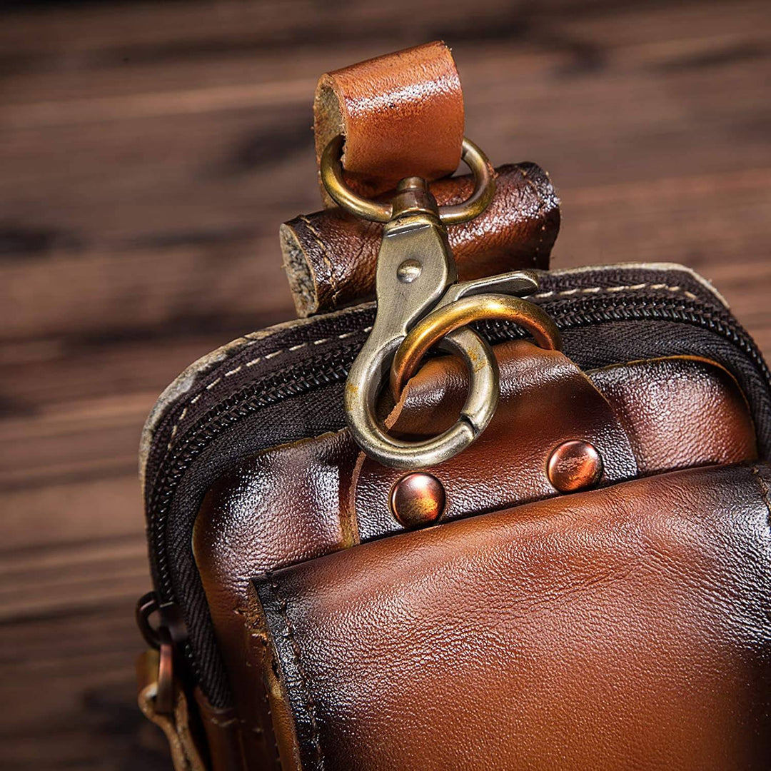 Prachtige bruine leren heren heuptas. Een robuuste en stijlvolle accessoire voor mannen.