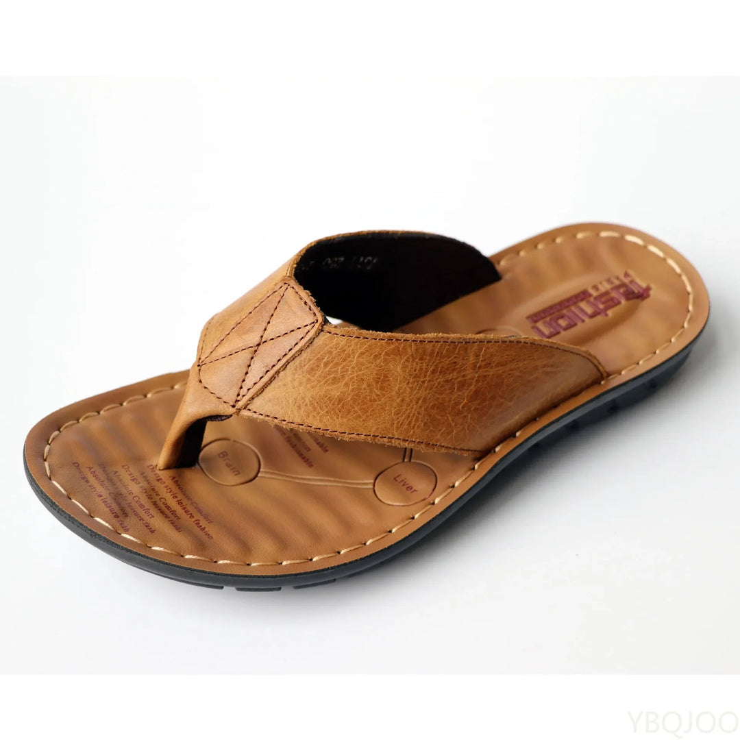 Detail van de zool: antislip lederen herenslippers, ideaal voor zomerse casual outfits en ontspanning.