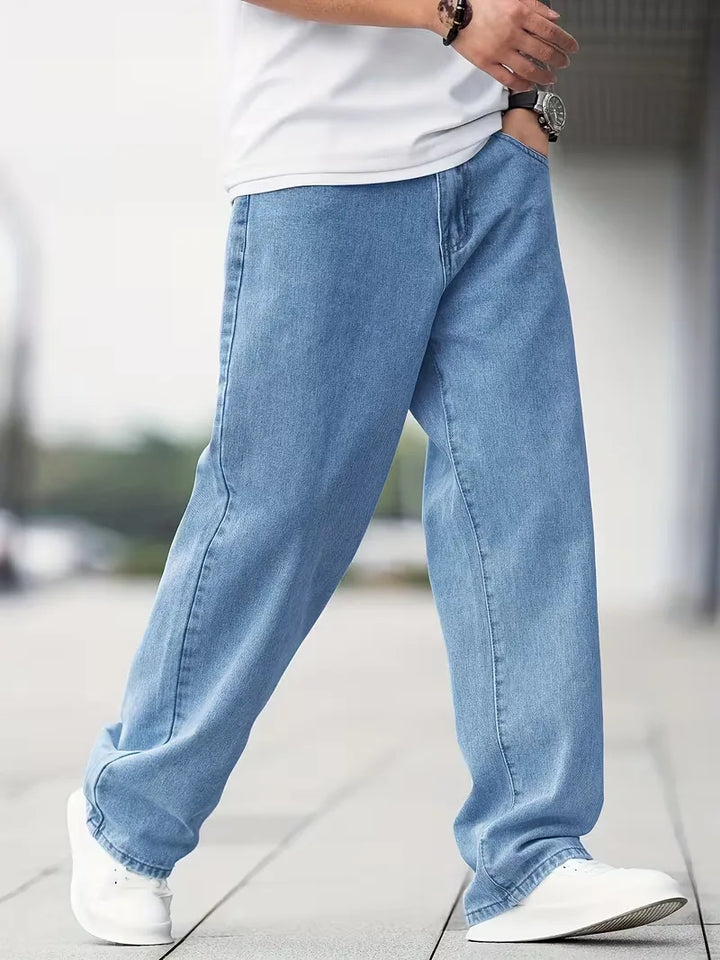 Heren lichtblauwe straight jeans met comfortabele mid-rise pasvorm, ideaal voor casual dagelijks gebruik.