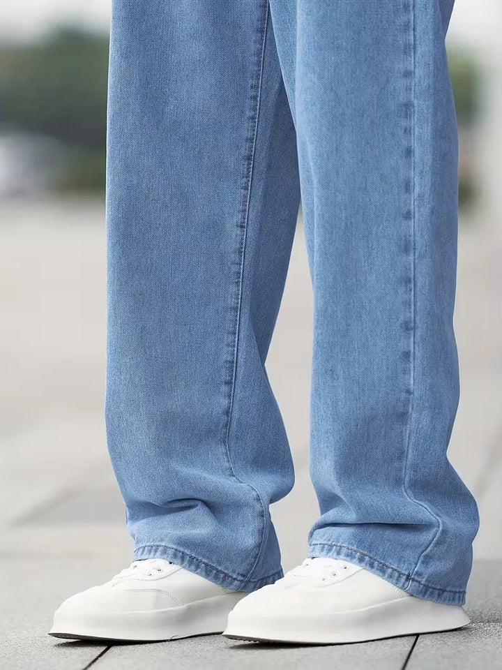 Stijlvolle heren straight jeans voor optimaal comfort. Lichtblauwe mid-rise pasvorm, perfect voor relaxte look.