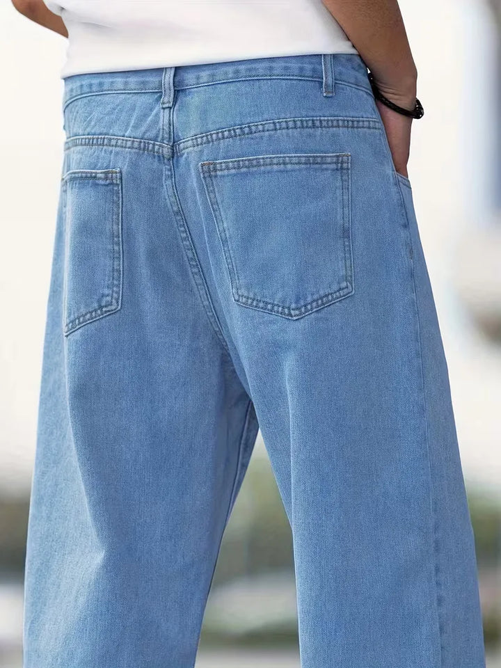 Close-up van de textuur en de rechte pijp van deze comfortabele heren mid-rise lichtblauwe straight jeans.