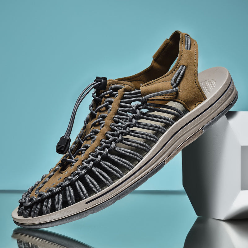 Zij-aanzicht van comfortabele heren sandalen, lichtgewicht en ademend, met goede grip voor zomerse activiteiten.