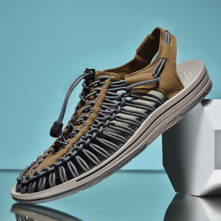 Zij-aanzicht van comfortabele heren sandalen, lichtgewicht en ademend, met goede grip voor zomerse activiteiten.