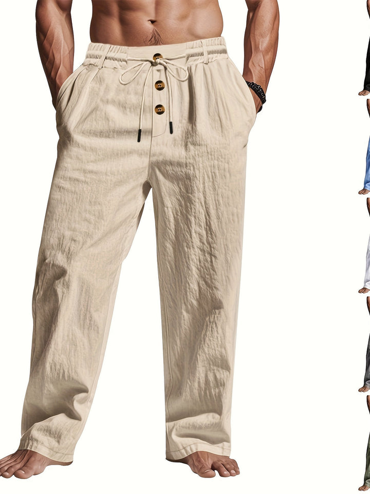 Model draagt een lichtgewicht linnen herenbroek, perfect voor een stijlvolle en ademende zomerse outfit.