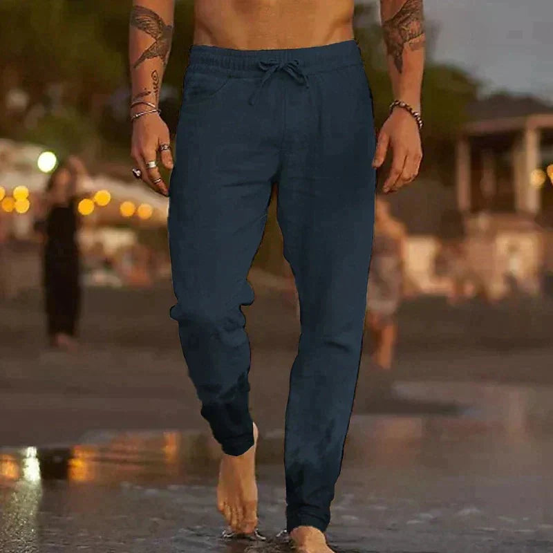Man draagt casual linnen heren zomerbroek met relaxte pasvorm, ideaal voor een comfortabele en stijlvolle zomerlook.