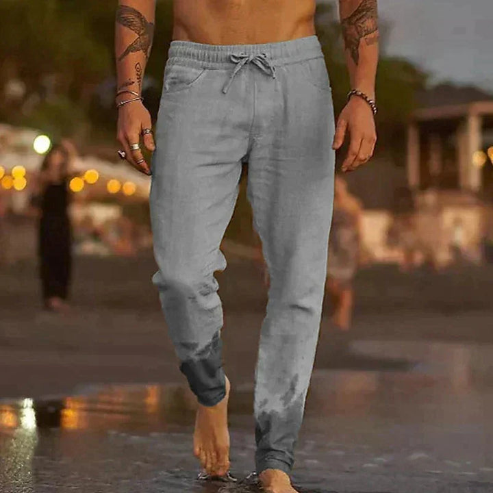 Gevouwen lichtgewicht linnen herenbroek, ademend en comfortabel, een must-have voor de zomerse herenkleding collectie.