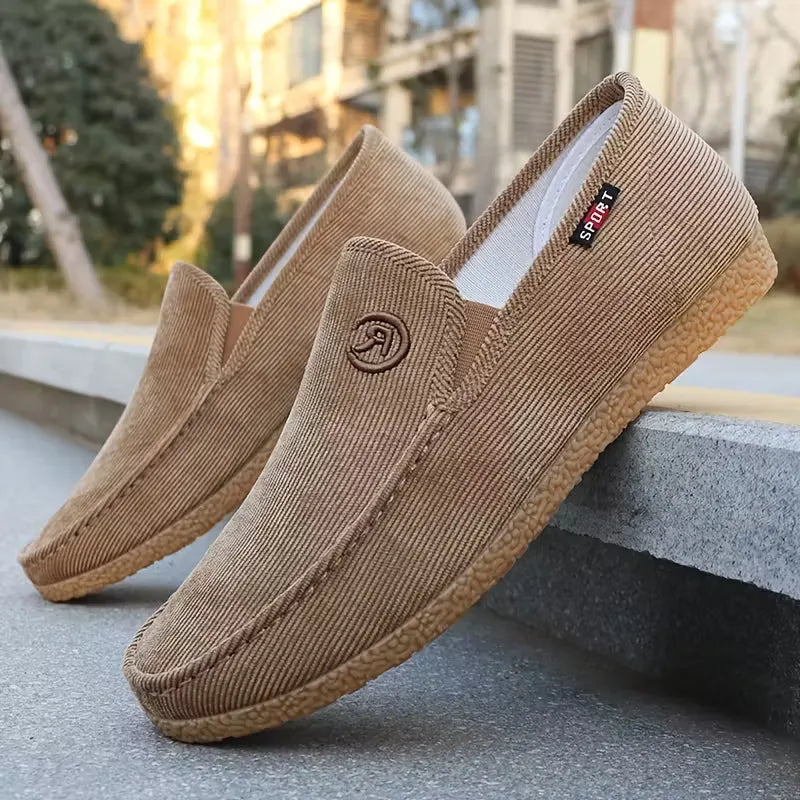 Lichte heren instappers, perfect als lente- of zomerschoenen. Comfortabele en trendy voetmode voor mannen.