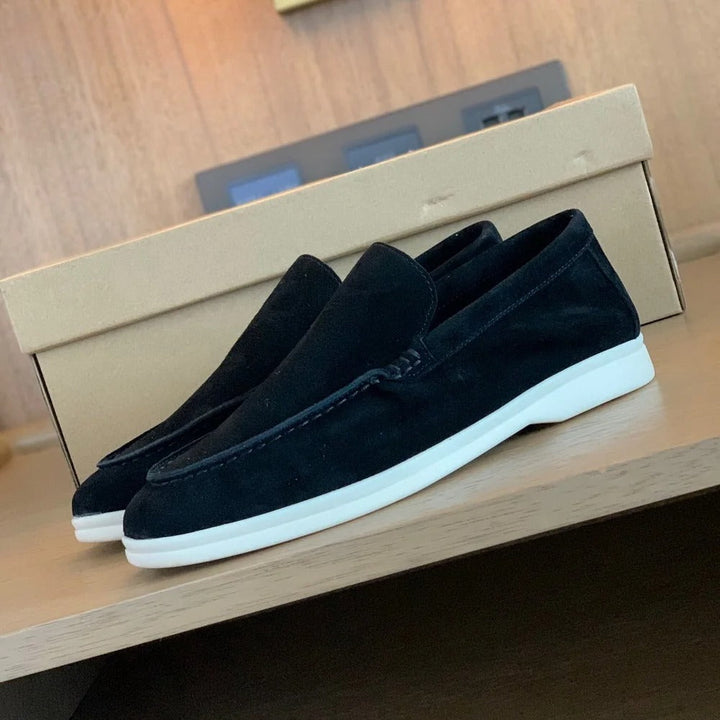 Detailopname van de hoogwaardige heren instappers, comfortabele loafers met verfijnde textuur.