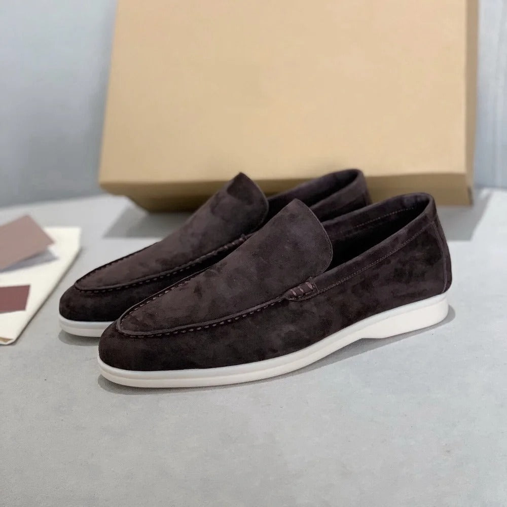 Zijzicht van elegante heren loafers, instappers in Old Money stijl, comfortabel en perfect voor de zomer.