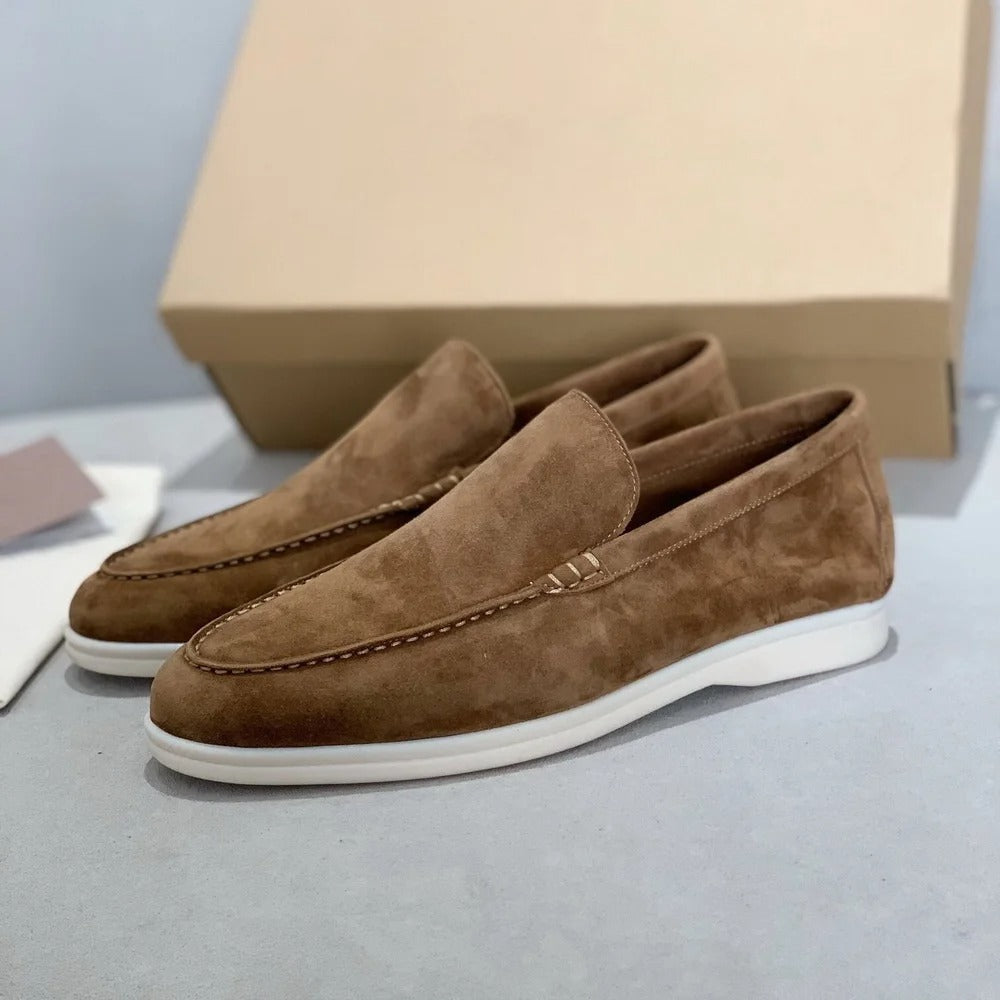 Man draagt comfortabele heren loafers, instappers in Old Money stijl, ideaal voor een casual chic outfit.