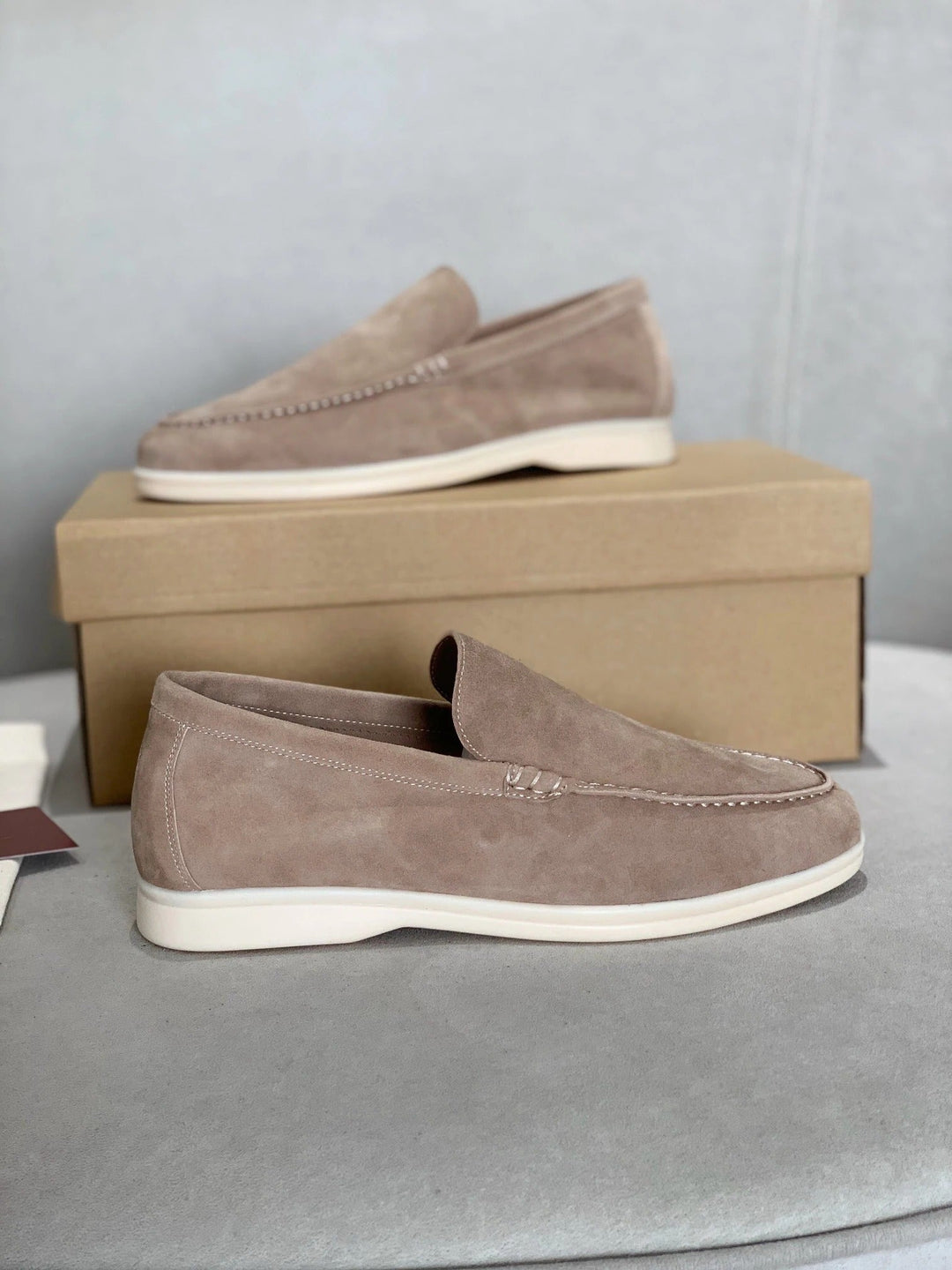 Bovenaanzicht van klassieke heren loafers, comfortabele instappers die elegantie en tijdloze mode combineren.