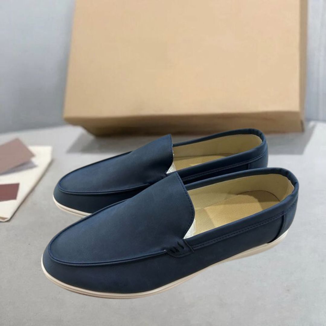 Achterzijde van comfortabele heren loafers, instappers met stevige hiel, passend bij de Old Money stijl.
