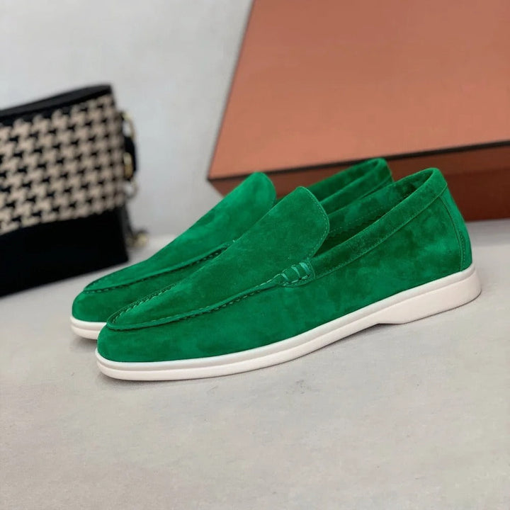 Paar elegante heren instappers, comfortabele loafers in tijdloze Old Money stijl, ideaal voor zomerse dagen.