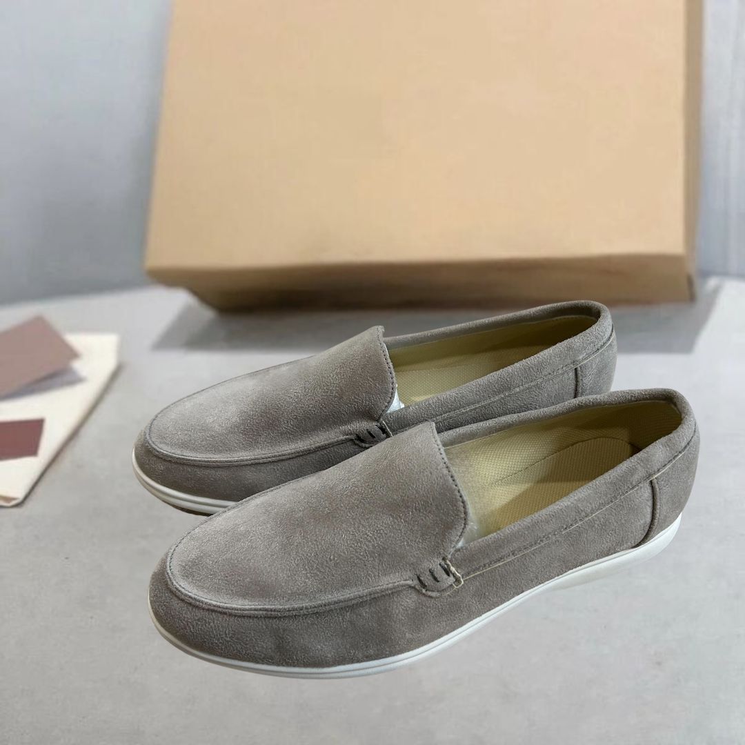 Heren instappers in Old Money stijl, comfortabele loafers voor een casual chic zomerse look, tijdloos elegant.