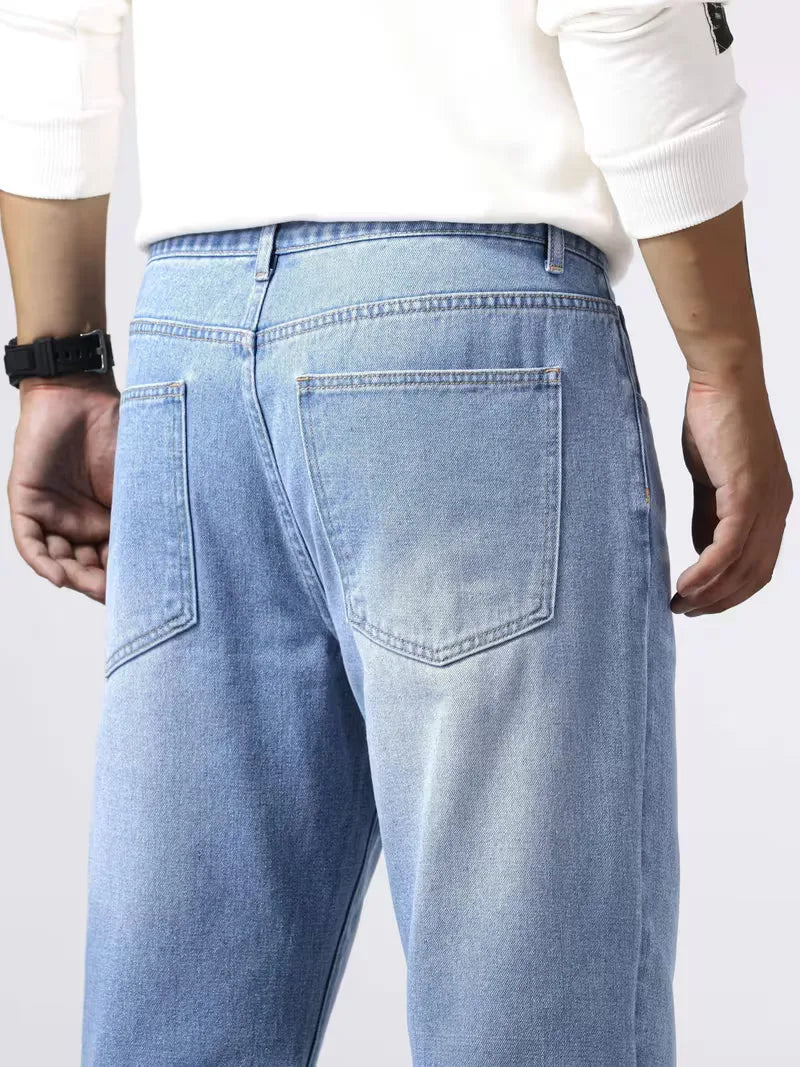 Heren jeans, loose fit met rechte pijp en ontspannen pasvorm, in een klassieke blauwe denimkleur.