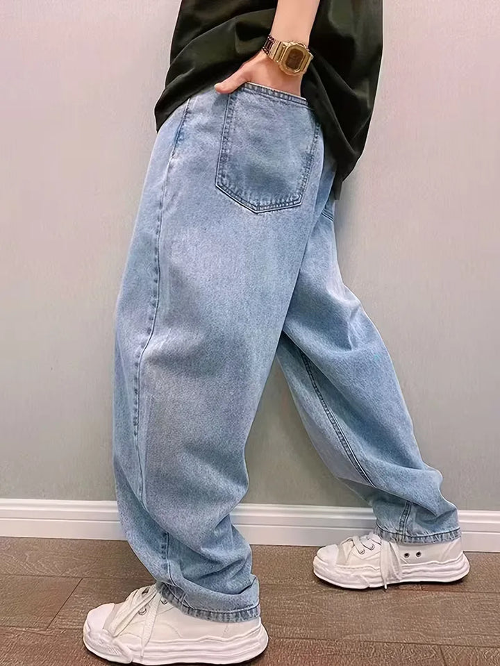 Lichtblauwe heren loose fit jeans, comfortabel en stijlvol, met een moderne mid-rise pasvorm.
