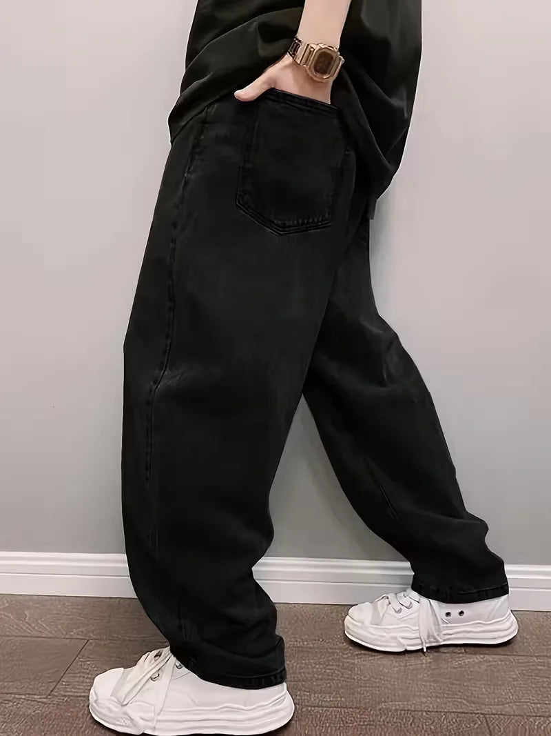 Comfortabele loose fit heren jeans met mid-rise pasvorm en wijde pijp, verkrijgbaar in lichtblauw en zwart.