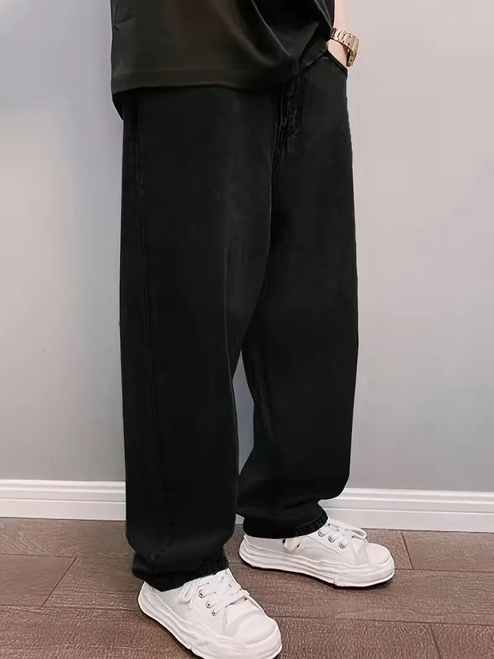 Modieuze lichtblauwe loose fit jeans voor heren, comfortabele mid-rise en wijde pijp, trendy en casual.